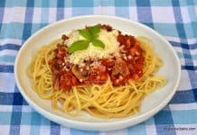 Spaghete milaneze rețeta de paste cu ciuperci, bacon și sos de roșii Spaghete milaneze rețeta de paste cu ciuperci, bacon și sos de roșii savori urbane
