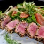 Ton roșu în crustă de susan și mac – tataki de ton cu sos de soia și wasabi