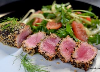 Ton roșu în crustă de susan și mac – tataki de ton cu sos de soia și wasabi Ton roșu în crustă de susan și mac reteta savori urbane