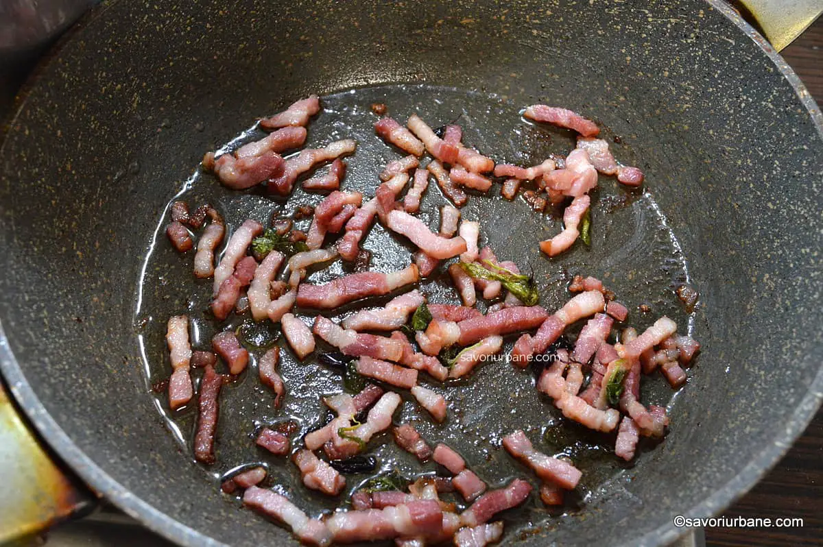 cum se prajeste costita baconul kaiserul afumat cu usturoi si busuioc (2)