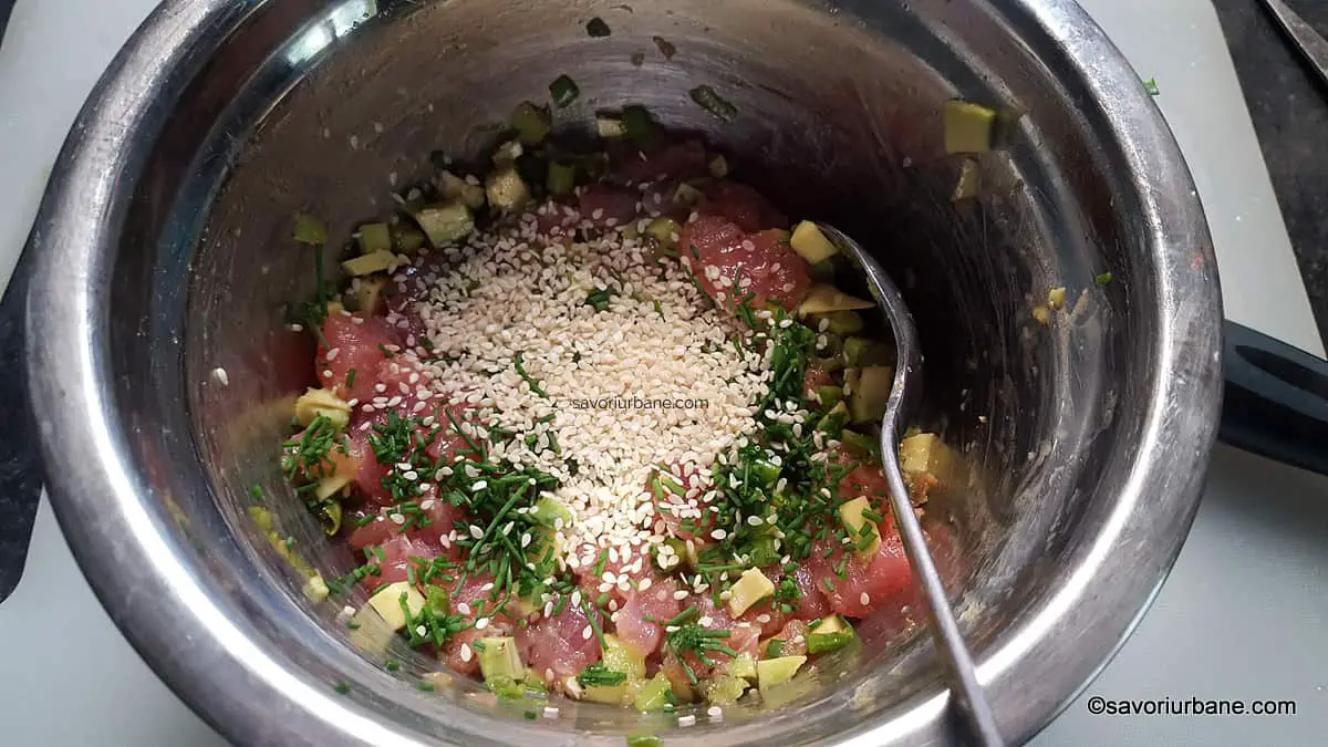 preparare reteta tartar de ton rosu cu ceapa verde soia sos si avocado (3)