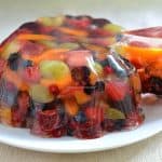 Fructe în jeleu sau terină de fructe cu gelatină - rețeta de jelly fruit cake savori urbane 01