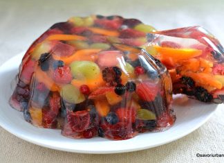 Fructe în jeleu de lămâie sau terină de fructe cu gelatină – rețeta dietetică fără zahăr Fructe în jeleu sau terină de fructe cu gelatină - rețeta de jelly fruit cake savori urbane 01
