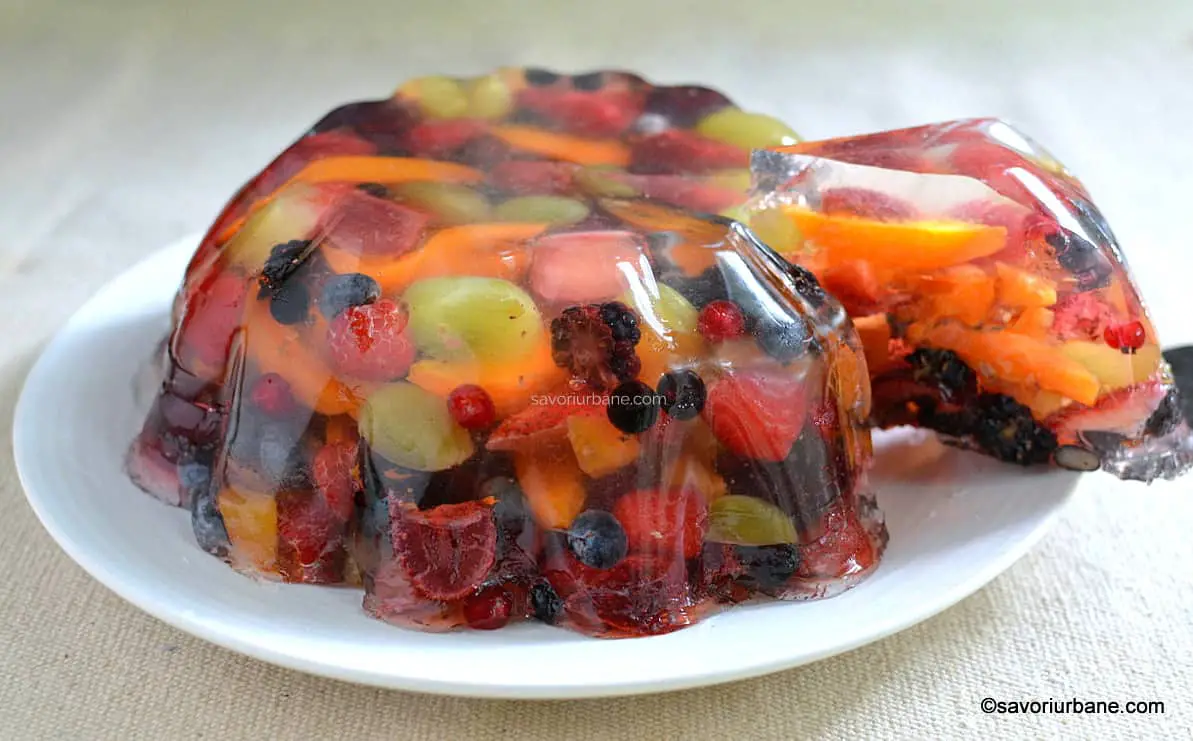 Fructe în jeleu sau terină de fructe cu gelatină - rețeta de jelly fruit cake savori urbane 01
