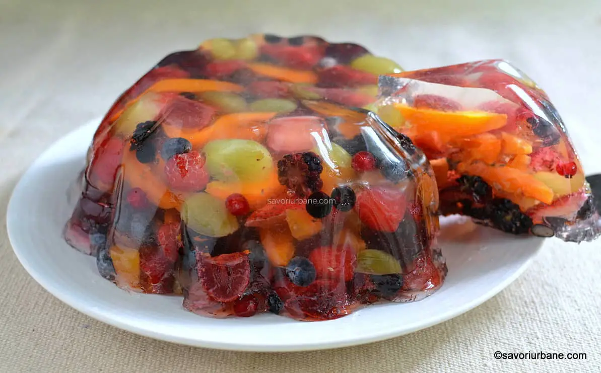 Fructe în jeleu sau terină de fructe cu gelatină - rețeta de jelly fruit cake savori urbane