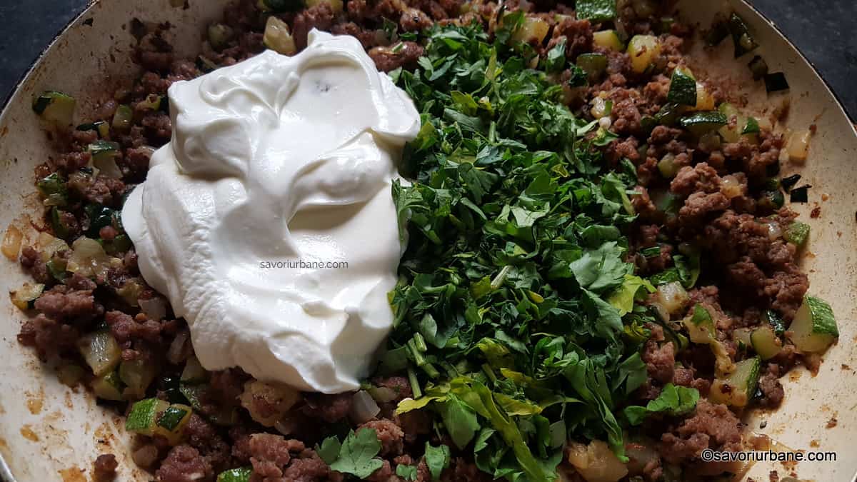 preparare umplutura de carne tocata cu ceapa verdeata iaurt grecesc dietetic (1)