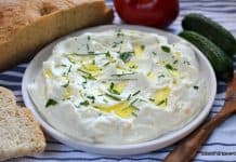 Cremă de telemea, caș sau brânză feta cu iaurt – rețetă rapidă reteta crema de branza feta telemea cas sarat cu iaurt grecesc