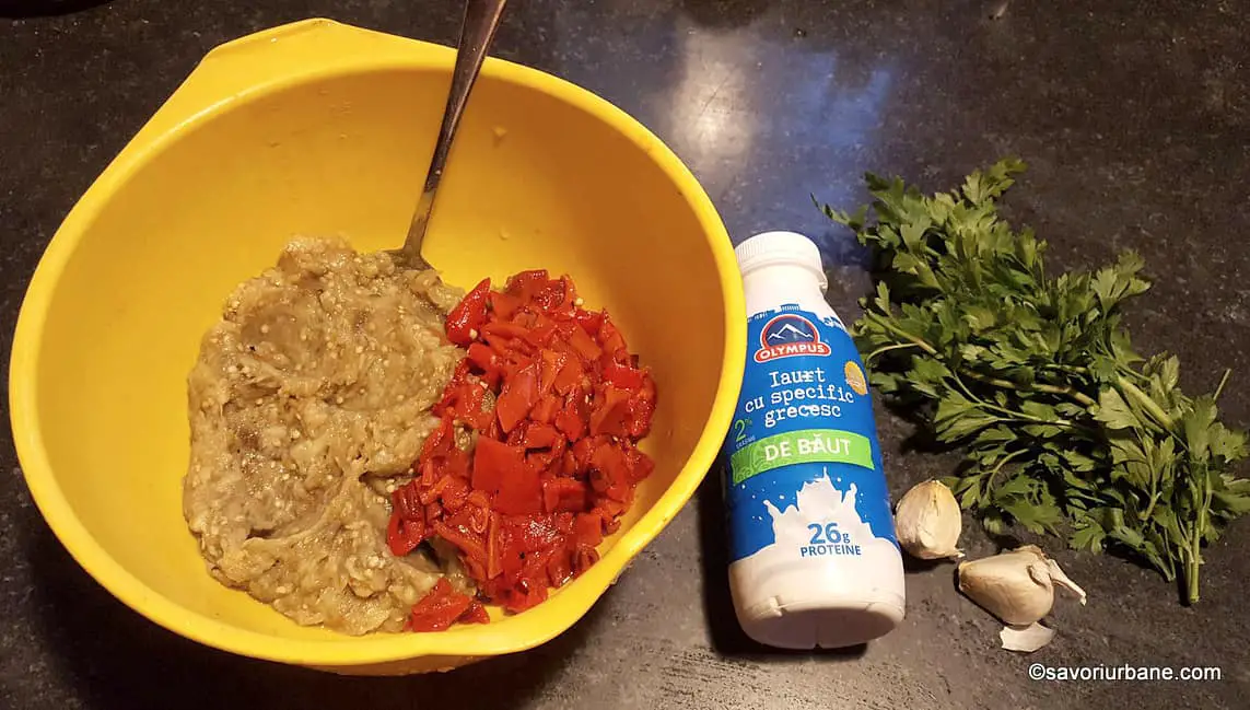 Ingrediente pentru salată dietetică de vinete cu iaurt, usturoi și ardei copți
