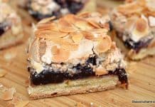 Prăjitură cu dulceață de vișine, bezea și aluat fraged Prăjitură cu vișine, bezea și aluat fraged migdale reteta savori urbane