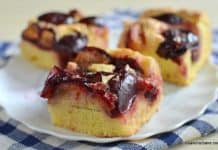 Prăjitură pufoasă cu prune sau alte fructe (VIDEO) – rețeta simplă, clasică felie de prajitura cu prune simpla si pufoasa savori urbane