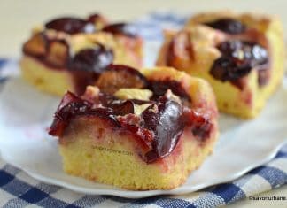 Prăjitură pufoasă cu prune sau alte fructe (VIDEO) – rețeta simplă, clasică felie de prajitura cu prune simpla si pufoasa savori urbane