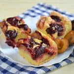 Prăjitură pufoasă cu prune sau alte fructe – rețeta simplă, clasică