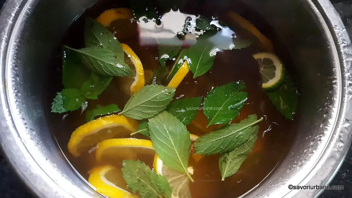 preparare iced tea verde cu lamaie menta limete