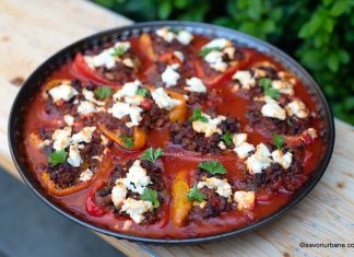 Ardei cu carne și brânză în sos de roșii gratinați la cuptor Ardei cu carne și brânză gratinați la cuptor reteta savori urbane
