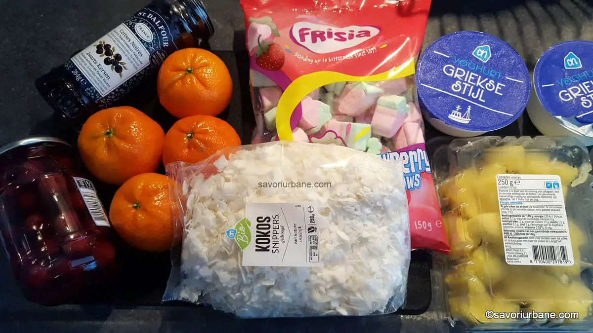 Ingrediente pentru salata Ambrosia cu marshmallows, ananas, mandarine, cireșe și iaurt