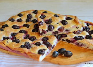 Prăjitură cu struguri negri în genul schiacciata con l’uva alla Fiorentina Prăjitură simplă cu struguri în genul schiacciata con l’uva alla Fiorentina reteta savori urbane