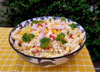 Salată de paste cu șuncă și cașcaval – rețeta cu dressing cremos fără maioneză Salată de paste cu șuncă și cașcaval - fără maioneză reteta savori urbane