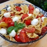 Salată de paste în stil italian cu mozzarella, roșii, usturoi și busuioc