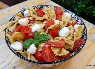 Salată de paste în stil italian cu mozzarella, roșii, usturoi și busuioc Salată de paste în stil italian cu mozzarella, roșii și busuioc reteta savori urbane