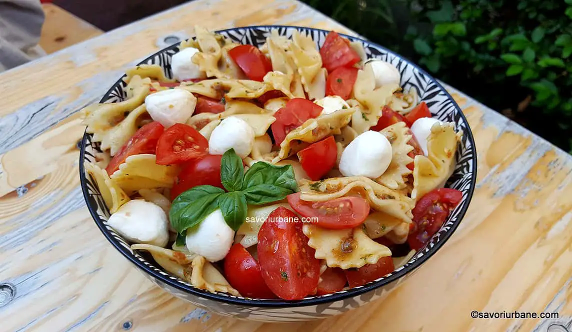 Salată de paste în stil italian cu mozzarella, roșii, usturoi și busuioc reteta savori urbane
