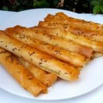Țigarete cu brânză telemea și foi subțiri de plăcintă – rețeta de sigara börek