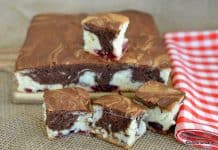 Chec marmorat la tavă – rețeta de chec cu cacao, nucă și vișine Chec marmorat la tavă - rețeta fără praf de copt savori urbane