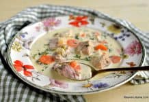 Ciorbă a la grec cu carne de porc, pui sau vită – rețeta clasică cu lămâie și gălbenușuri Ciorbă a la grec cu carne de porc, pui sau vită - rețeta clasică cu lămâie savori urbane