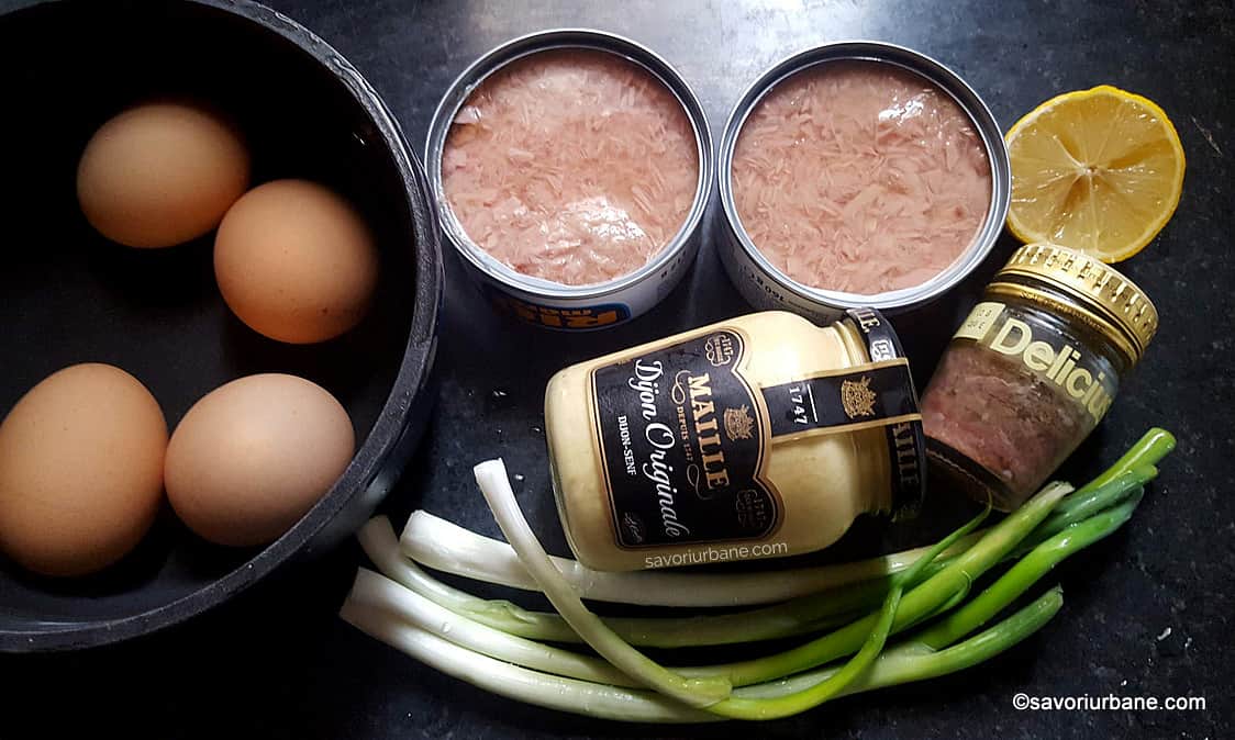 Ingrediente pentru salată cu ton din conservă și ouă sau tuna egg salad
