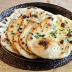 Pâine naan cu unt și usturoi – rețeta de lipii indiene