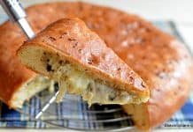 Plăcintă pufoasă cu cartofi, brânză și ciuperci călite cu ceapă Plăcintă pufoasă cu cartofi, brânză și ciuperci cașcaval mozzarella rețeta savori urbane