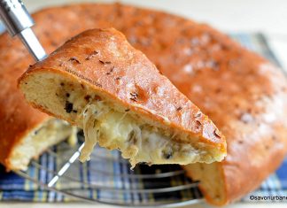 Plăcintă pufoasă cu cartofi, brânză și ciuperci călite cu ceapă Plăcintă pufoasă cu cartofi, brânză și ciuperci cașcaval mozzarella rețeta savori urbane