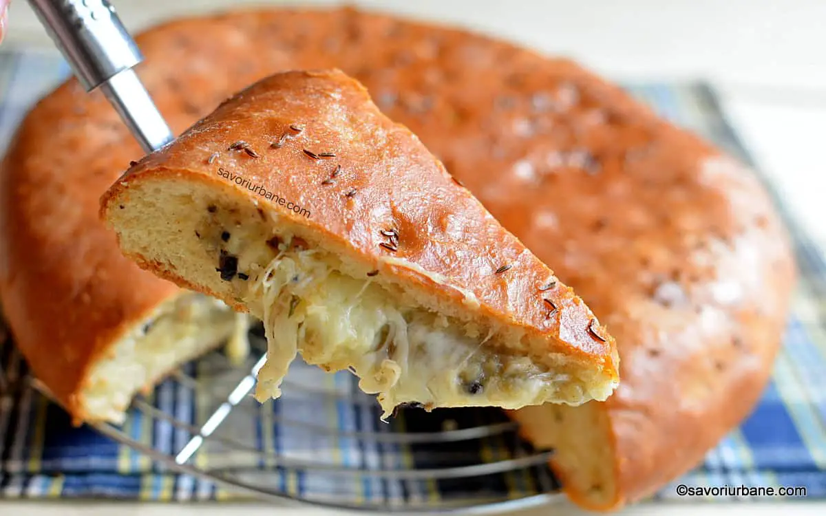 Plăcintă pufoasă cu cartofi, brânză și ciuperci călite cu ceapă cașcaval mozzarella rețeta savori urbane
