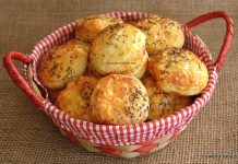 Pogăcele cu cartofi și brânză cheddar sau cașcaval Pogăcele cu cartofi și brânză cheddar sau cașcaval reteta savori urbane