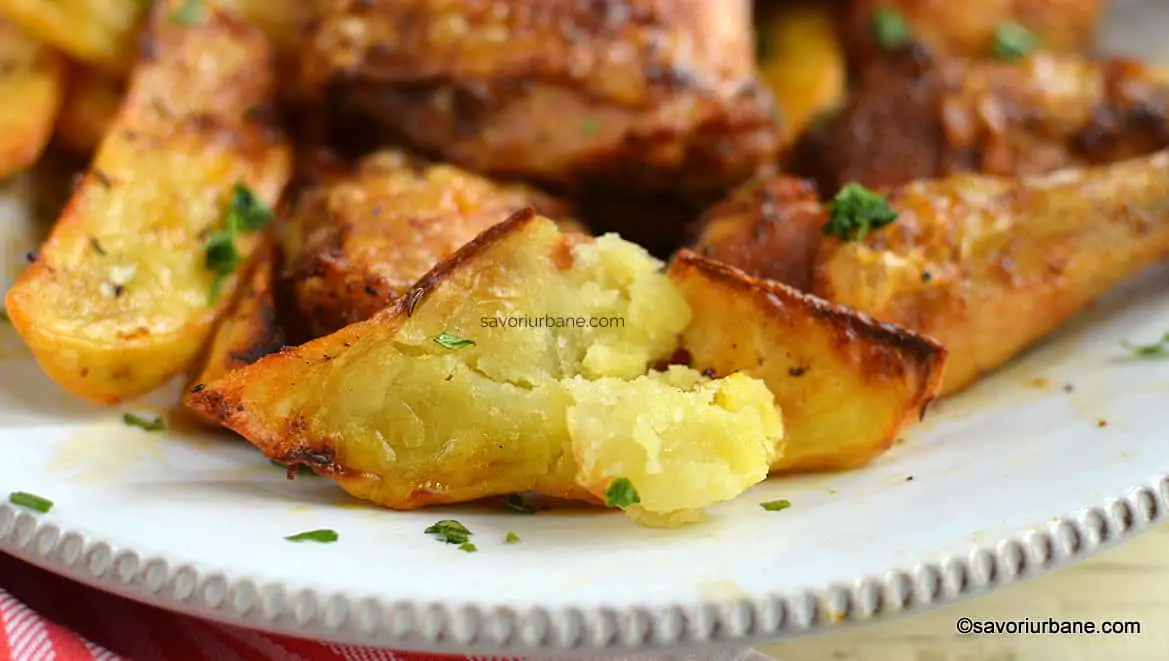 cartofi copti rumeniti la air fryer friteuza cu aer cald