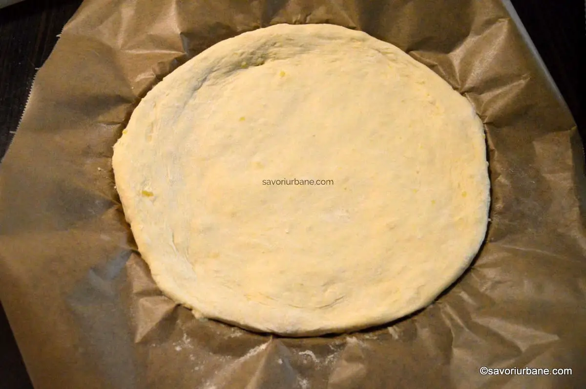 cum se intinde blatul pufos de pizza din aluat cu cartofi (2)