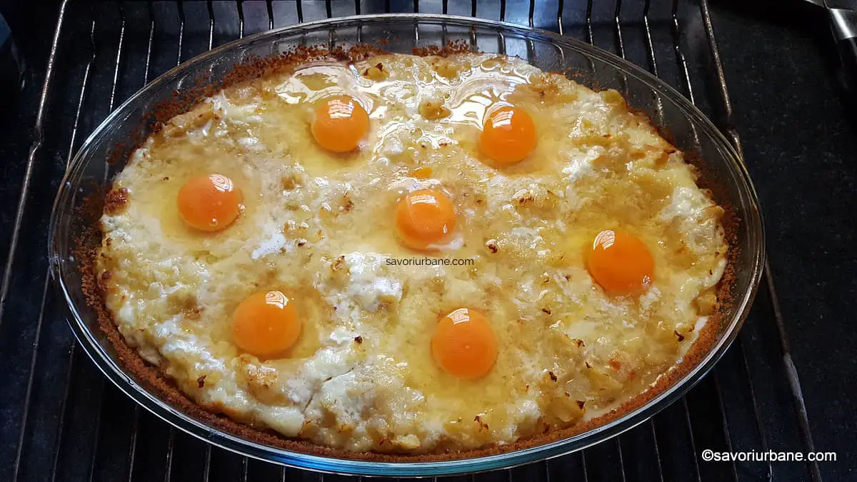cum se pun ouale crude peste cartofii gratinati gen taci si inghite (1)