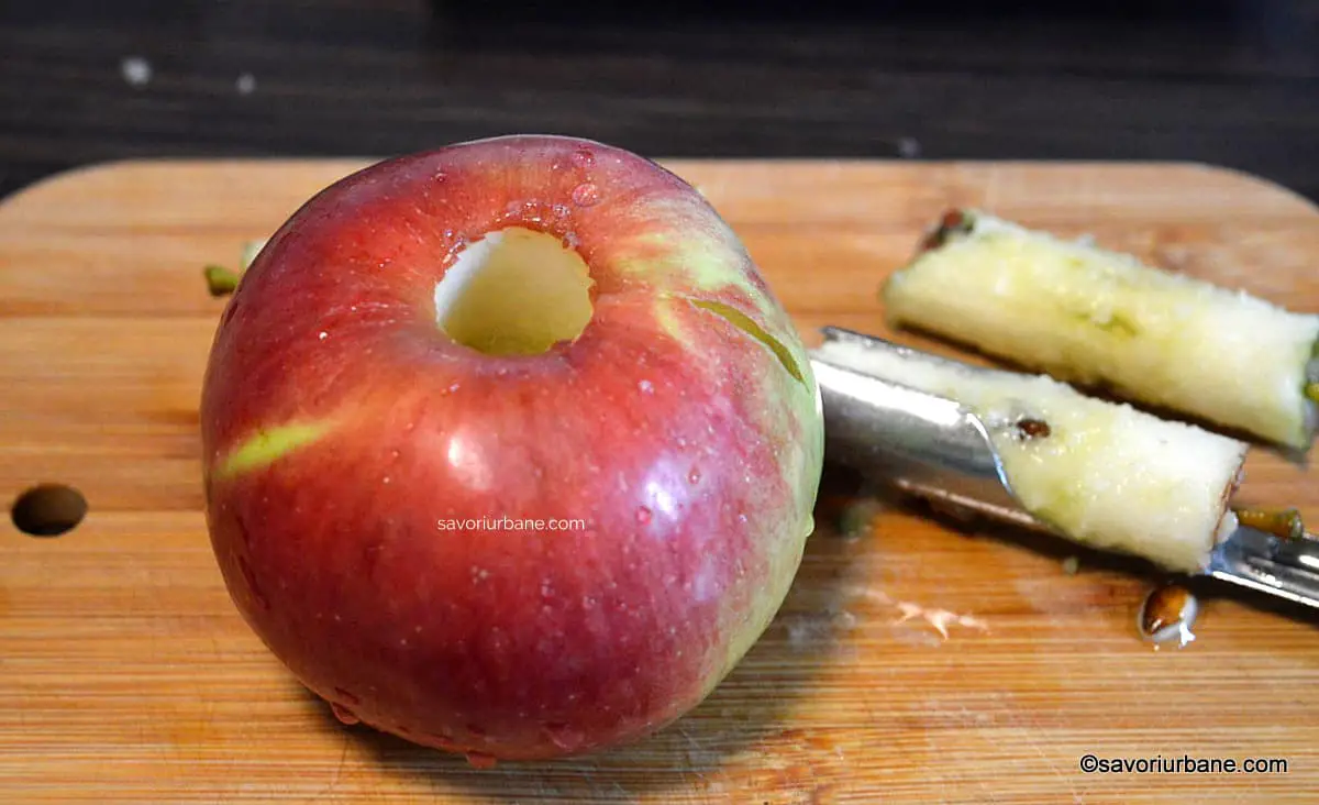 cum se scoate cotorul din mere cu dispozitivul special (1)