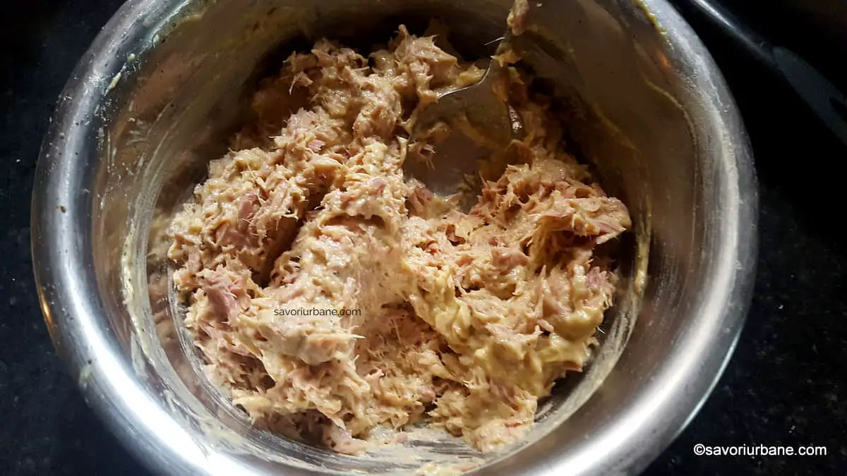 preparare reteta salata cu ton conserva in apa ceapa verde oua fierte maioneza ansoa (1)