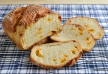 Pâine cu cașcaval sau cheddar coaptă în vas ceramic cu capac sectiune felii paine cu cascaval cheddar parmezan branza cedar 1