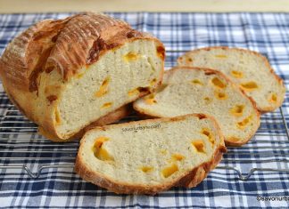 Pâine cu cașcaval sau cheddar coaptă în vas ceramic cu capac sectiune felii paine cu cascaval cheddar parmezan branza cedar 1