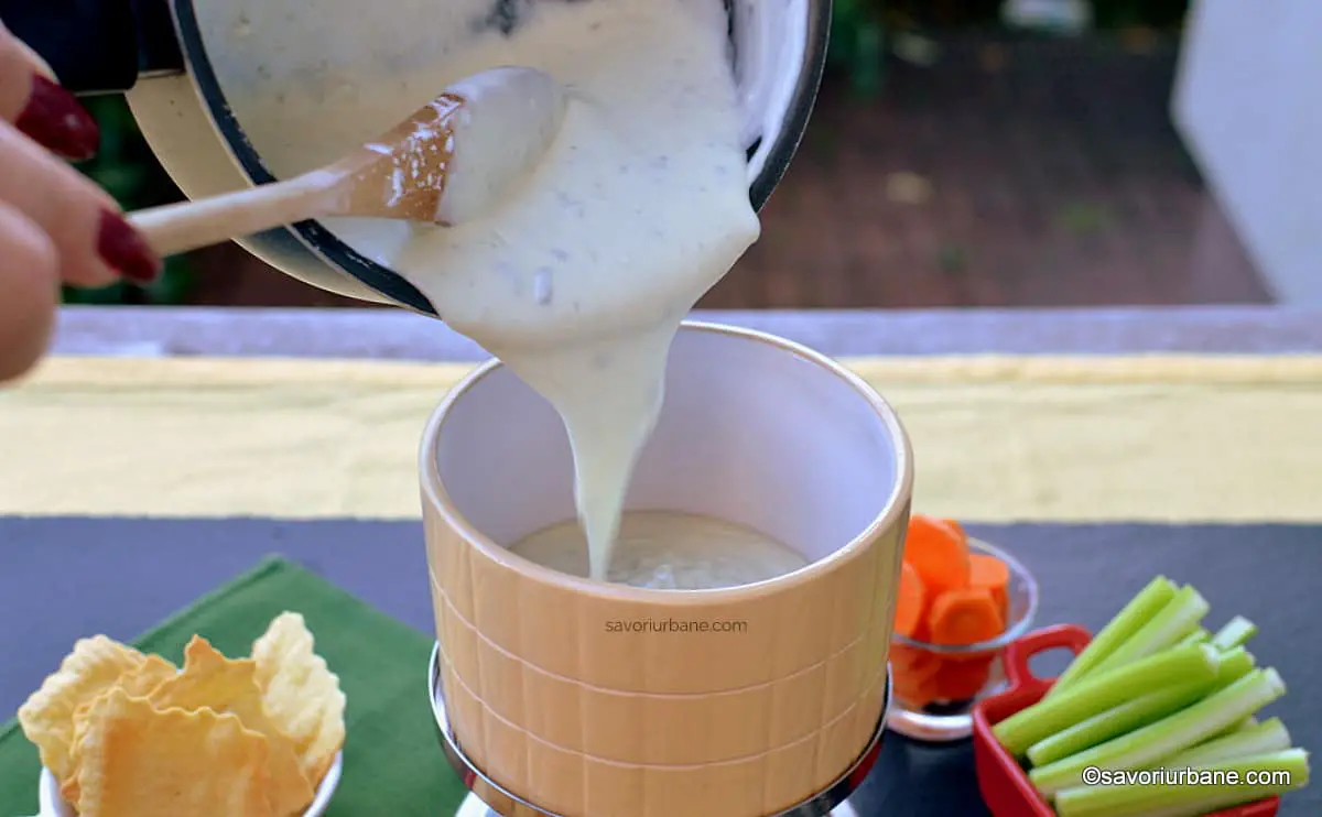 servire fondue de branza gorgonzola in fondizola vas special cu flacara (2)
