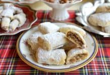 Cenușărese – rețeta de fursecuri de Rimetea umplute cu bezea și nucă sau Torockói hamuzsák Cenușărese - rețeta de fursecuri de Rimetea umplute cu bezea și nucă sau Torockói hamuzsák savori urbane