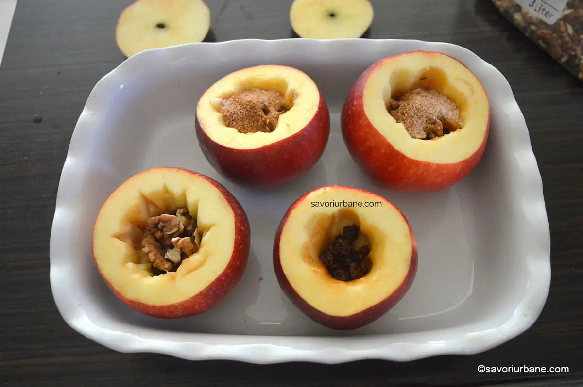 Cum se umplu merele cu nuci, stafide, zahăr și scorțișoară