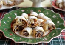 Fursecuri rugelach cu fructe confiate sau deshidratate și ciocolată – rețeta de cornulețe la metru + VIDEO Fursecuri rugelach cu fructe confiate (deshidratate) și ciocolată reteta savori urbane