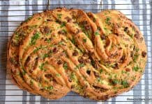 Plăcintă 8 cu brânză și cârnați – rețeta de ruladă despicată și răsucită Plăcintă 8 cu brânză și afumătură - rețeta de ruladă despicată și răsucită savori urbane