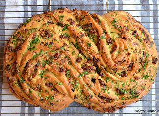 Plăcintă 8 cu brânză și cârnați – rețeta de ruladă despicată și răsucită Plăcintă 8 cu brânză și afumătură - rețeta de ruladă despicată și răsucită savori urbane