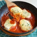 Șnițele cu sos de roșii și mozzarella – rețeta italiană de scaloppine alla pizzaiola