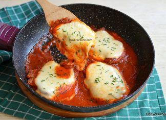 Șnițele cu sos de roșii și mozzarella – rețeta italiană de scaloppine alla pizzaiola Șnițele cu sos de roșii și mozzarella - rețeta italiană de scaloppine alla pizzaiola savori urbane