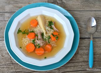 Supă de curcan cu fidea sau găluște de griș – rețeta de supă limpede Supă de curcan cu fidea sau găluște de griș rețeta savori urbane