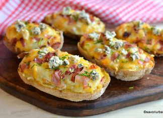 Cartofi copți umpluți cu brânză, smântână și șuncă Cartofi copți umpluți cu brânză, smântână și șuncă afumată reteta savori urbane